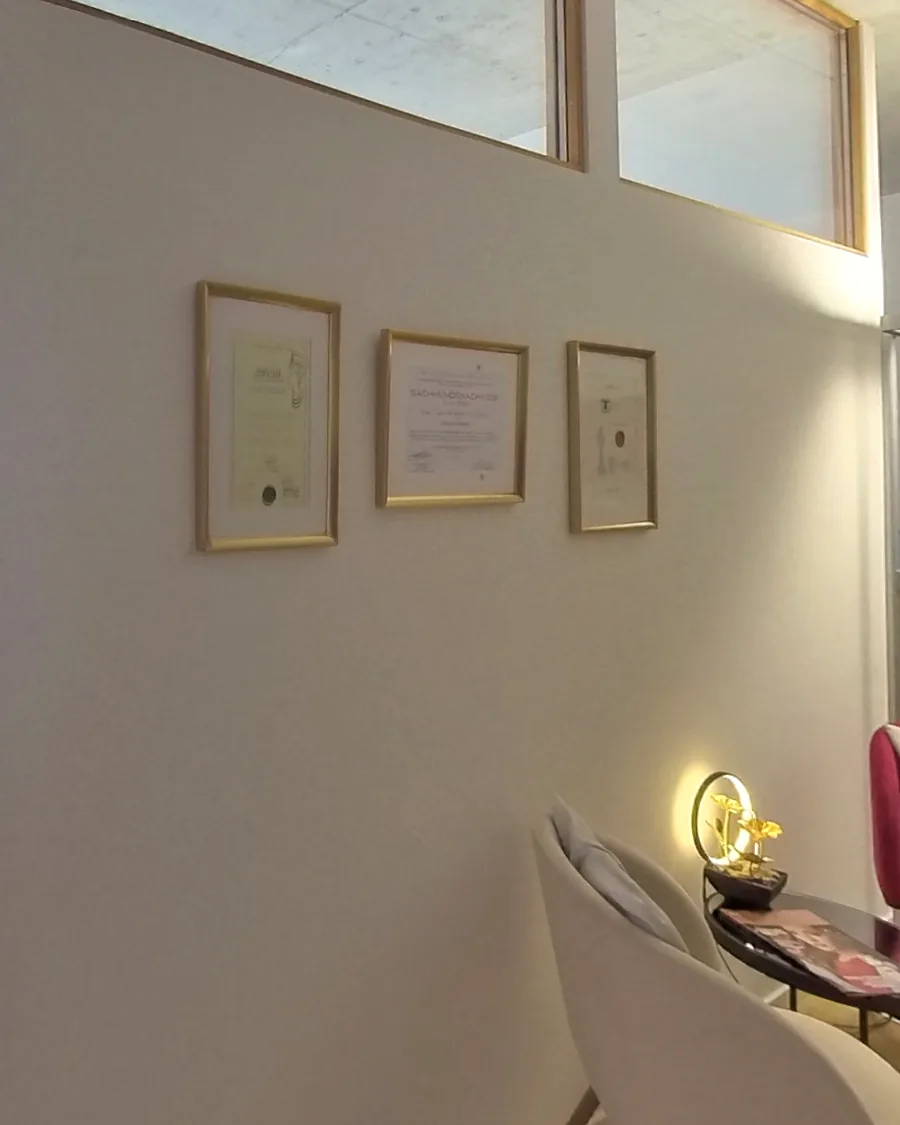 Gerahmte Diplome an der Wand im Eingangsbereich des Studios